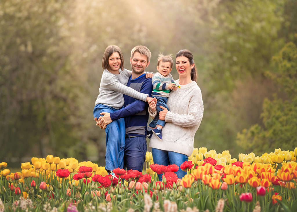 Pere õitsevate kevadiste tulpidega